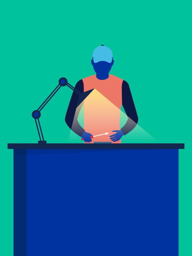 Tekniker, der reparerer en enhed p&aring; et v&aelig;rksted