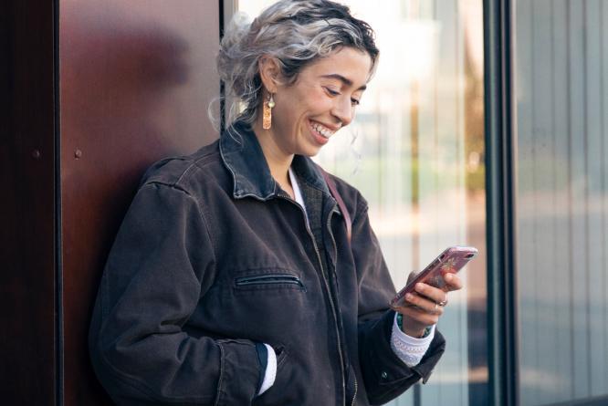 Kvinde med Elgiganten-enhed