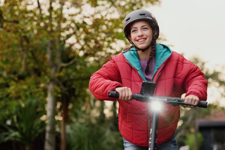 Pige k&oslash;rer p&aring; el-l&oslash;behjul.